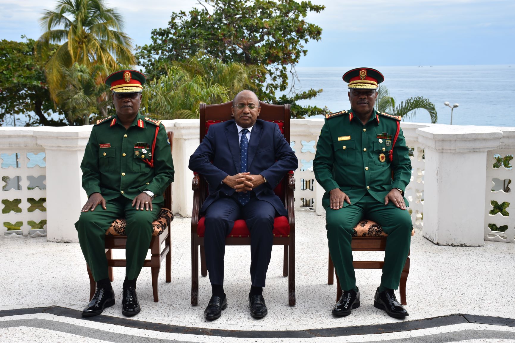 JENERALI MKUNDA AMTEMBELEA RAIS WA ZANZIBAR